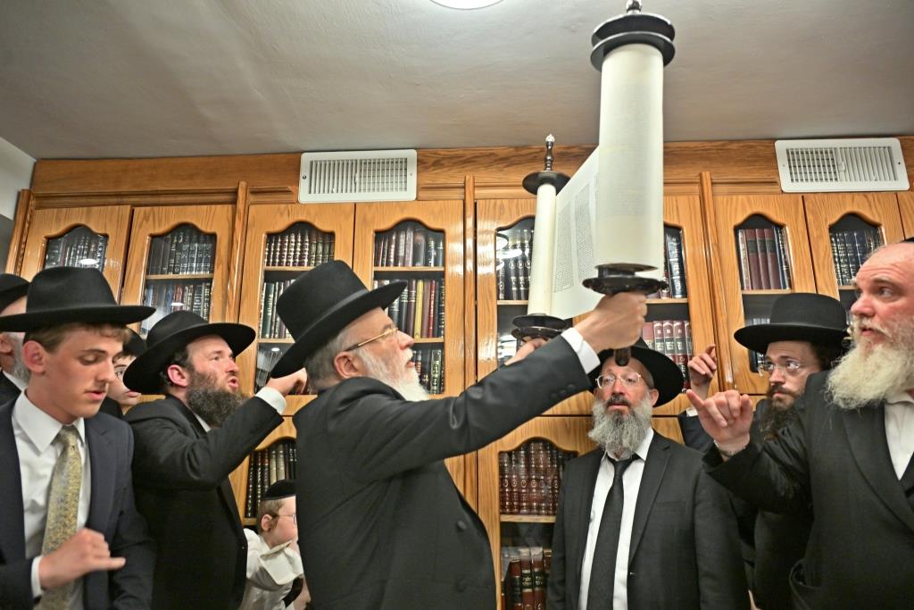 מעמד הכסת ספר תורה להיכל ישיבת הגרי"ש לצעירים