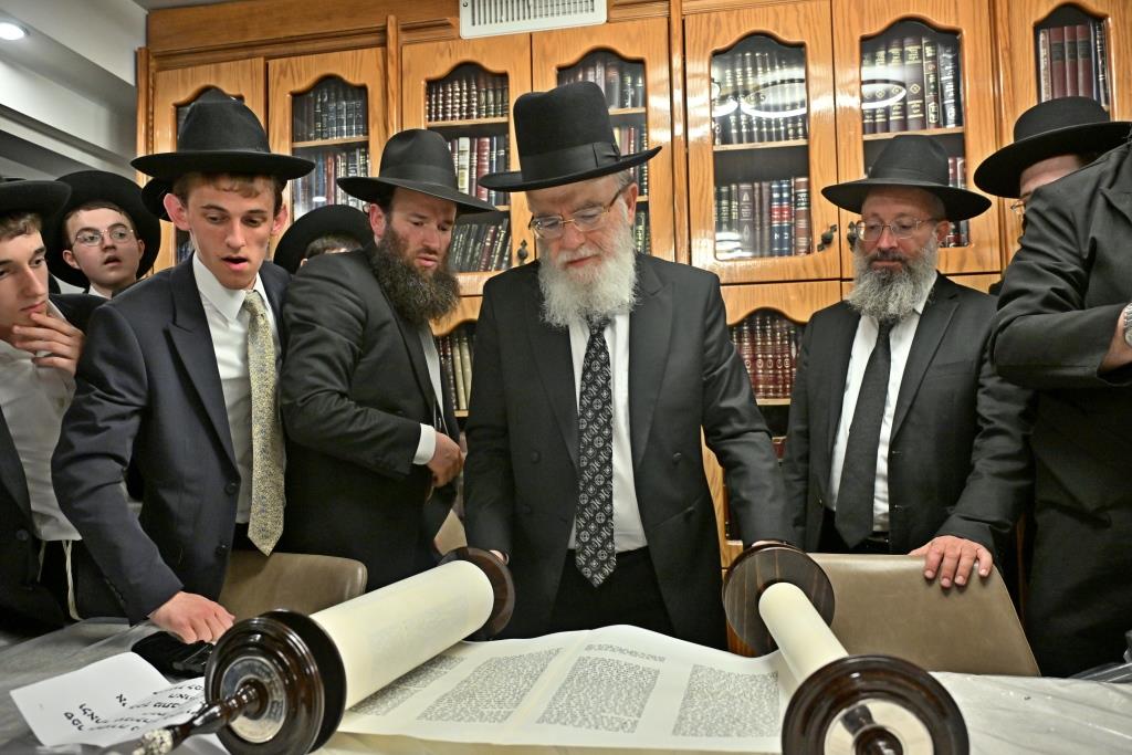 מעמד הכסת ספר תורה להיכל ישיבת הגרי"ש לצעירים