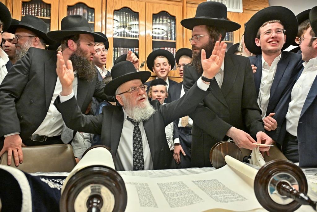 מעמד הכסת ספר תורה להיכל ישיבת הגרי"ש לצעירים