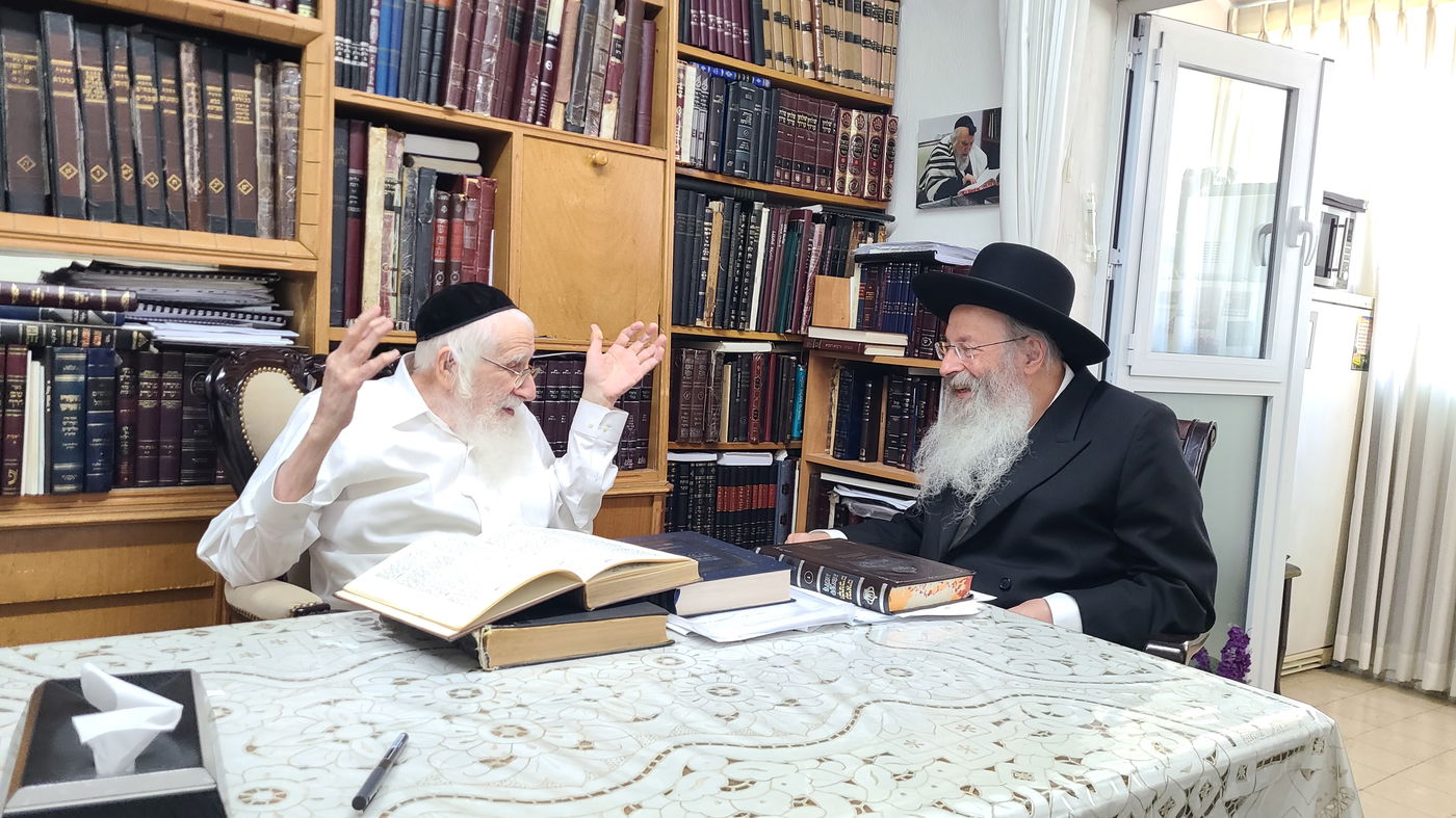 הגר"מ קוטלר בביקור במעונו של הגר"ע אויערבאך 