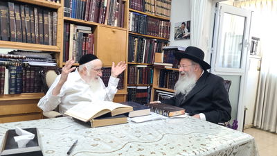 הגר"מ קוטלר בביקור במעונו של הגר"ע אויערבאך 