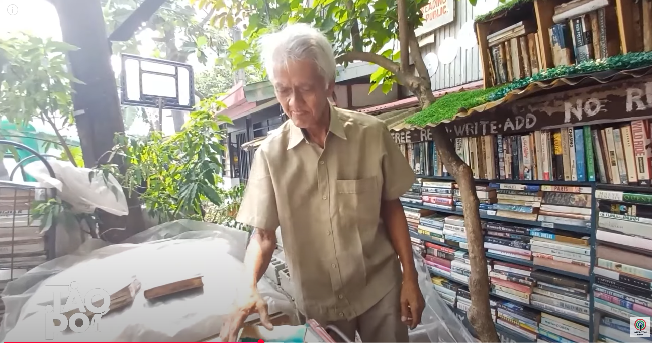 הרננדו לצד ספריו