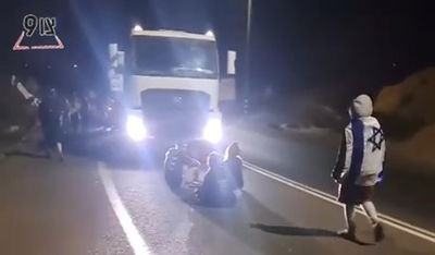 התיישבו על הכביש: כך נחסמה הלילה נסיעת משאיות הסיוע לעזה