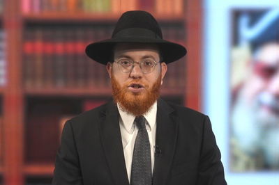 בין המצרים: האם מותר להאזין לשירים שקטים או פרקי חזנות? • צפו