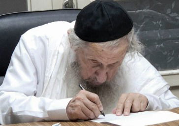 הגר"ד לנדו בכתיבת המכתב אמש