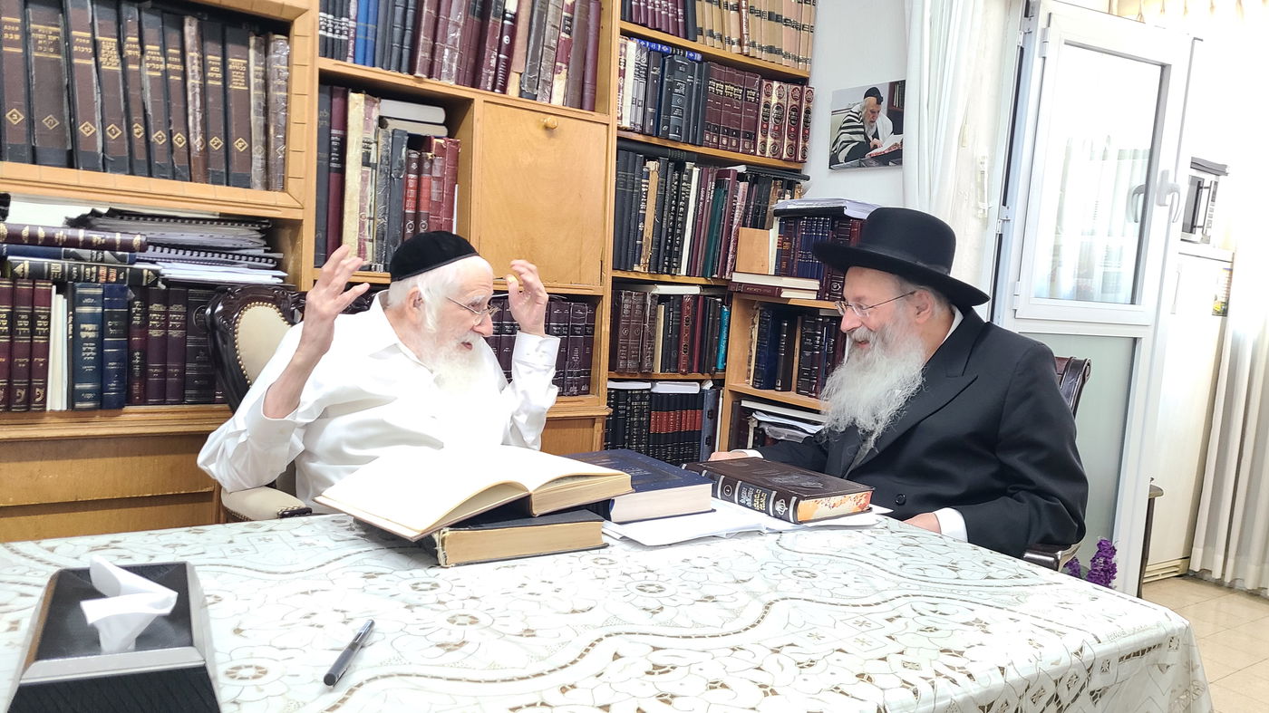 הגר"מ קוטלר בביקור במעונו של הגר"ע אויערבאך 