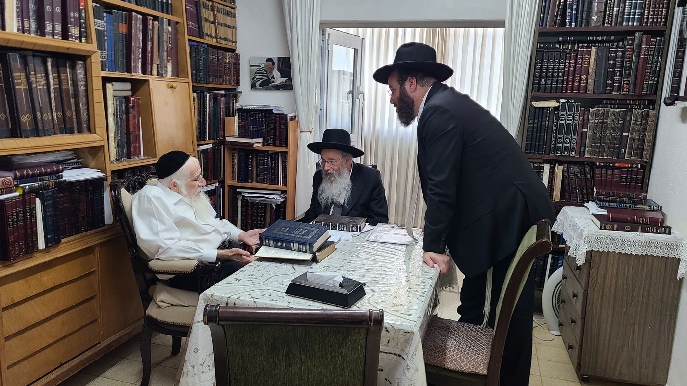 הגר"מ קוטלר בביקור במעונו של הגר"ע אויערבאך 