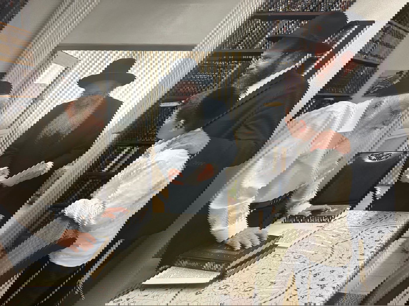 הגר"מ קוטלר בביקור במעונו של הגר"ע אויערבאך 