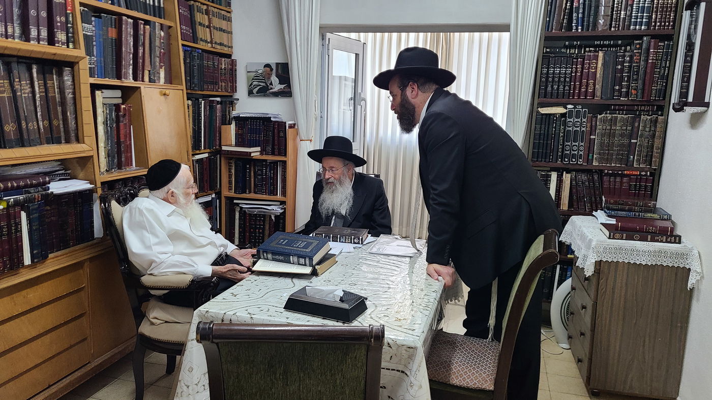 הגר"מ קוטלר בביקור במעונו של הגר"ע אויערבאך 