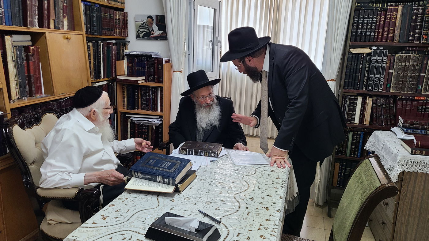 הגר"מ קוטלר בביקור במעונו של הגר"ע אויערבאך 