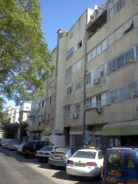 רבי עקיבא 39–41 בשכונת הדר הכרמל בחיפה ממנו שידרה תחנת "רדיו לבאנט צרפת החופשית" שנלחמה נגד משטיר וישי