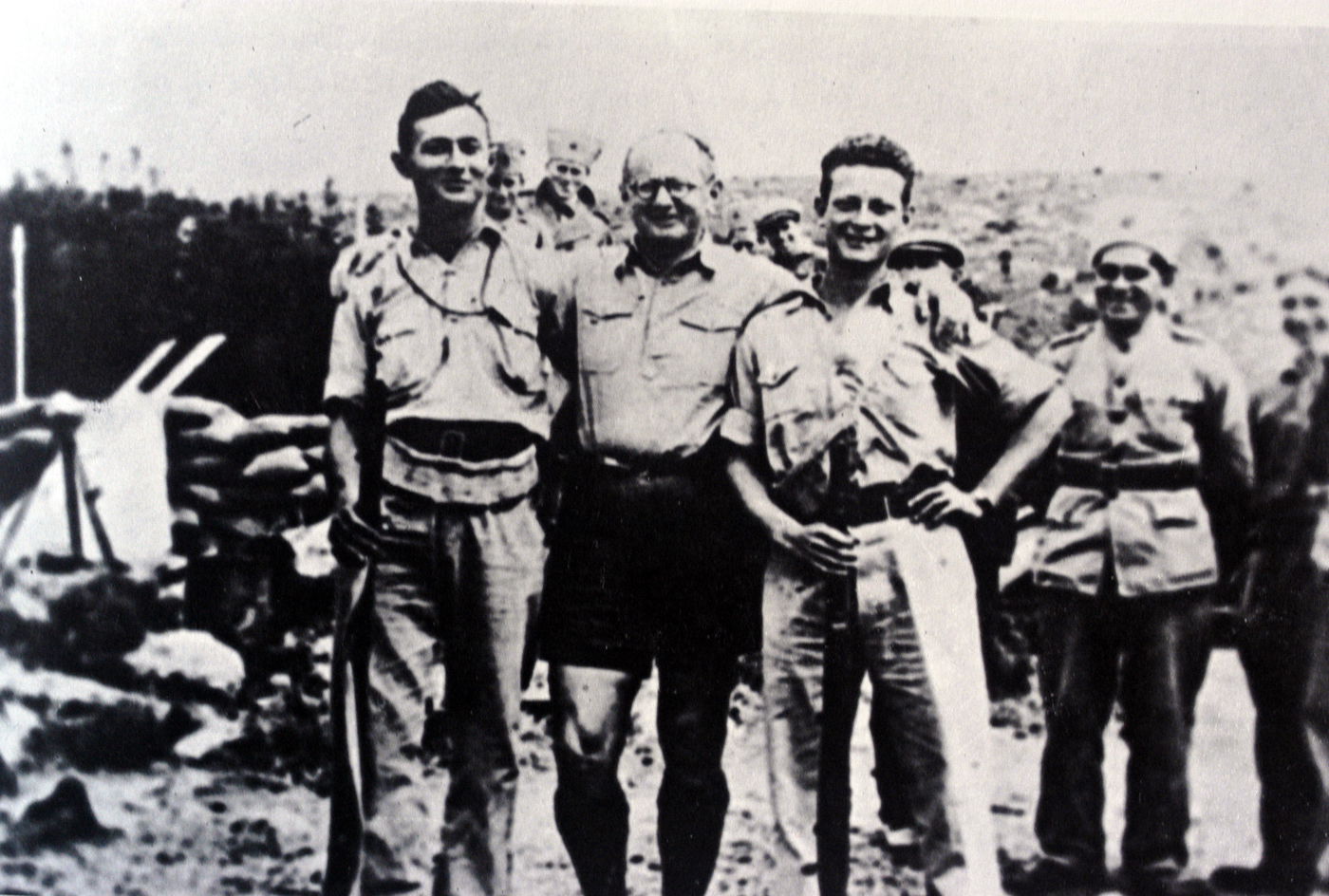 משה דיין, יצחק שדה ויגאל אלון שלחמו במבצע לצד הכוחות הבריטים