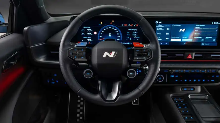 פנים הרכב (על ההגה ניתן לראות את האות המייחדת את הסדרה - N)