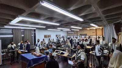 "'סגולה לביטול גזירות" | התפילה המיוחדת של עדת תימן - מול ארון הקודש