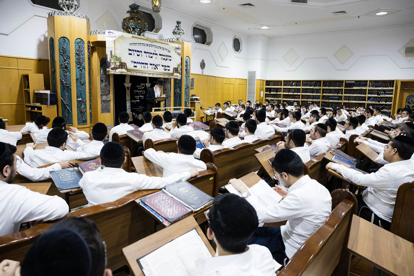 הגאון הרב יהודה כהן נושא דברים לפני תלמידי הישיבה