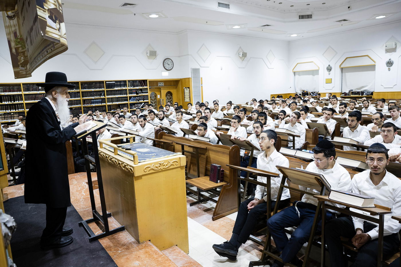 הגאון הרב יהודה כהן נושא דברים לפני תלמידי הישיבה