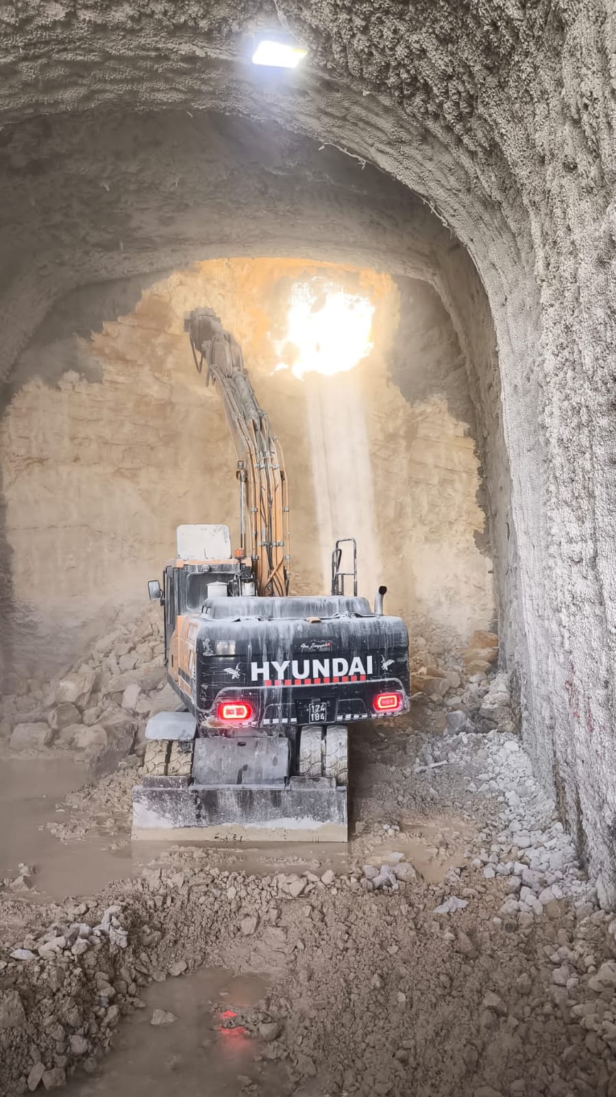 אחרי שנים רבות של המתנה: נפרצה המנהרה למעלית הכותל | תיעוד מרגש