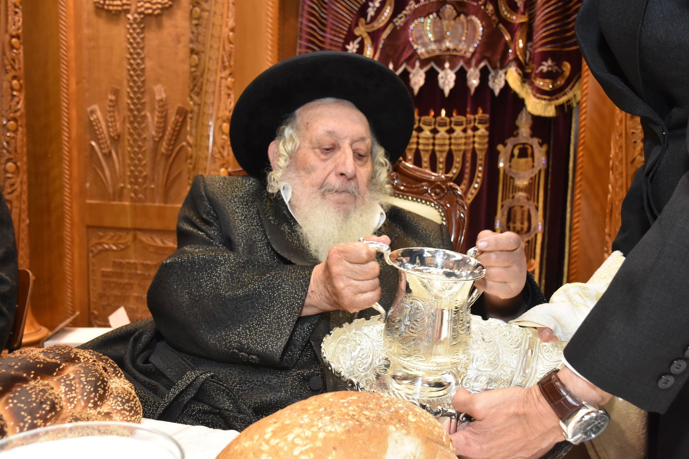 האדמו"ר מנאראל בנטילת ידיים