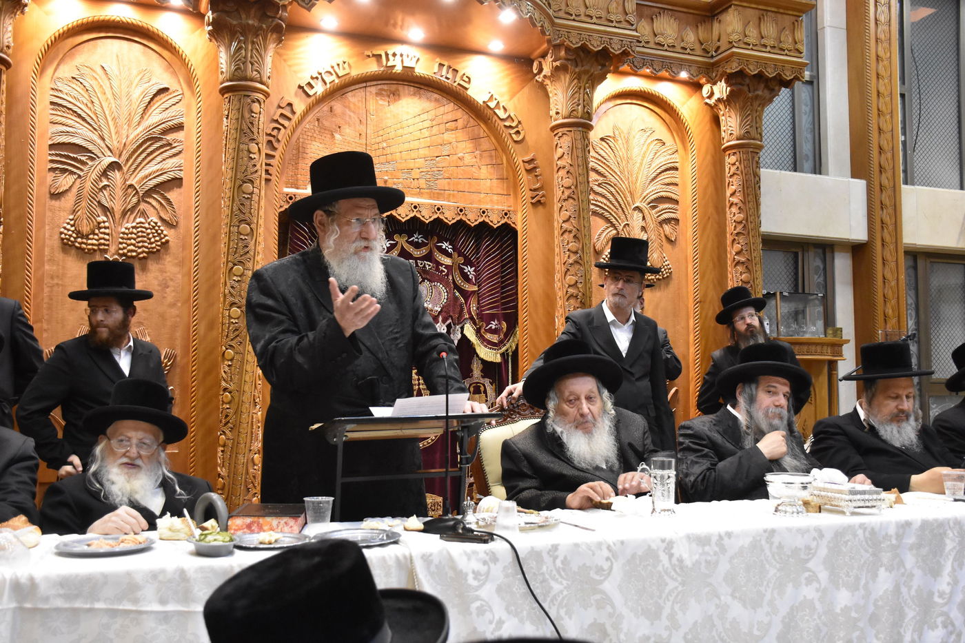 הרה"צ אהרן שפירא נואם