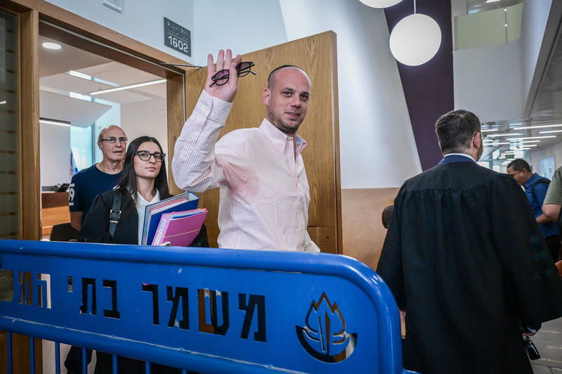 השופט קבע: הקלה משמעותית בתנאי המעצר של פלדשטיין