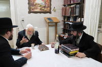 מסיבת לחיים בבית הגה"צ המקובל רבי אביש ציינוירט 