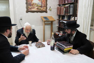 מסיבת לחיים בבית הגה"צ המקובל רבי אביש ציינוירט 