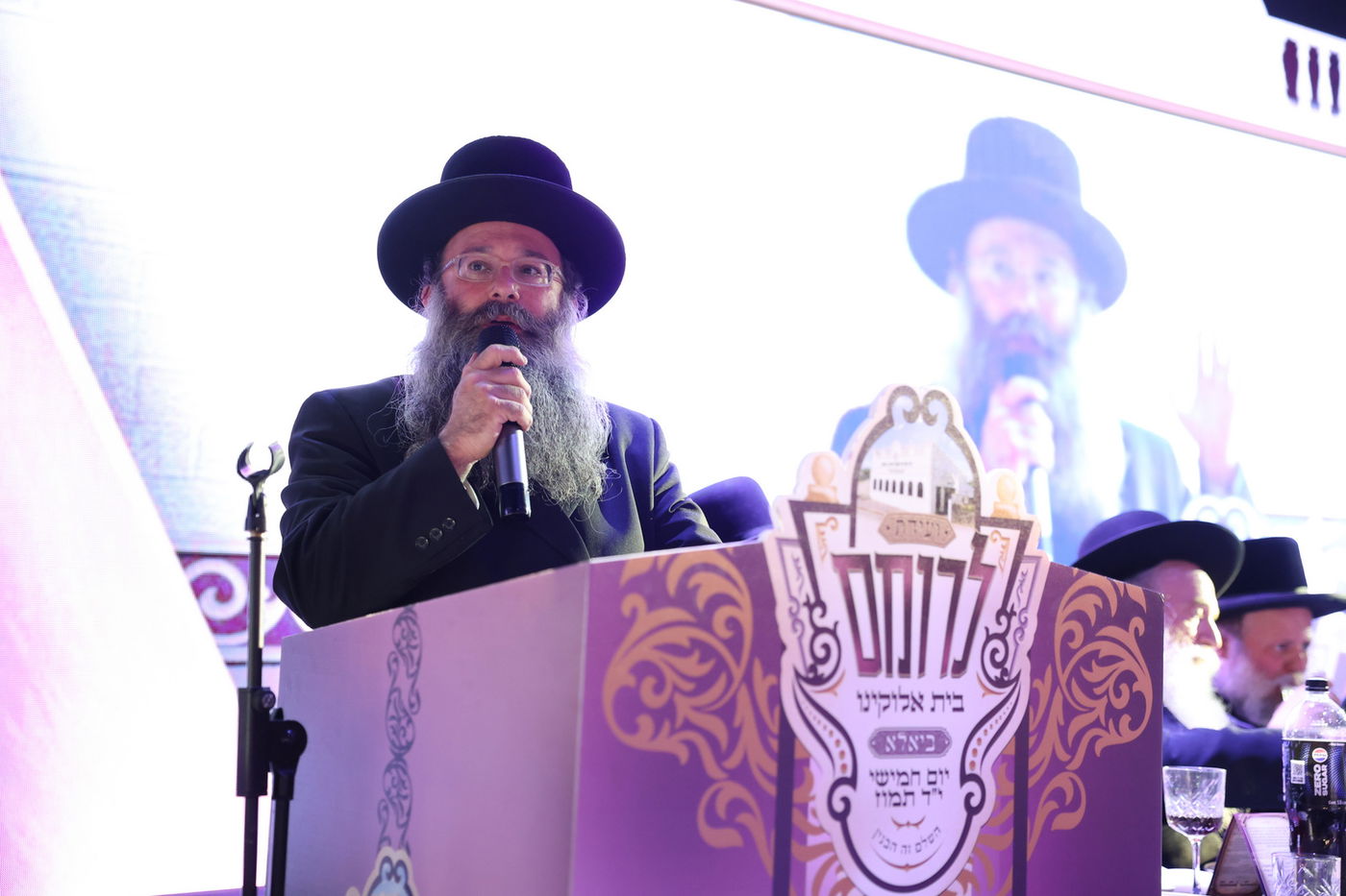 המשפיע רבי יחזקאל טוסיג מנחה את המעמד