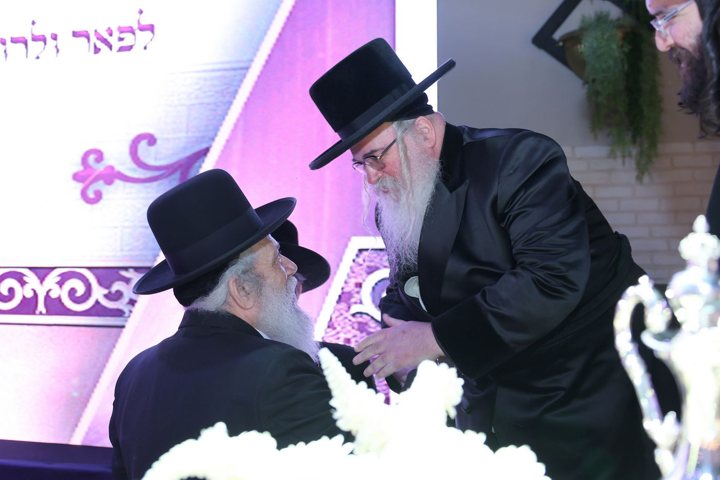 חנוך זייברט מתברך מהאדמו"ר על תמיכתו