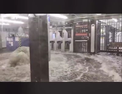 תיעוד דרמטי: המים הציפו את הרכבת התחתית בניו יורק - התושבים נלכדו