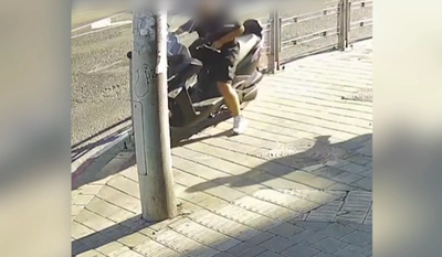מניע ונמלט: גנב קטנוע מבני ברק ונתפס בתל אביב | תיעוד הגניבה