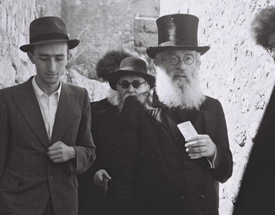 הרב יצחק הרצוג בעלייה לרגל בחג הסוכות בירושלים, 1945