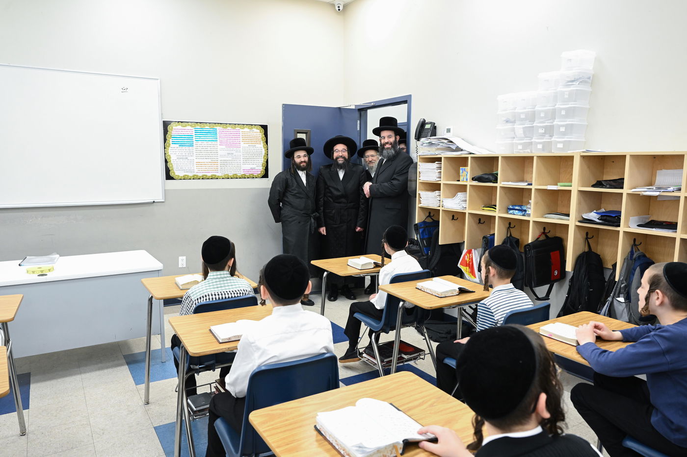 הגה"צ אב"ד צאנז ארה"ב בביקור בת"ת צאנז בבורו פארק