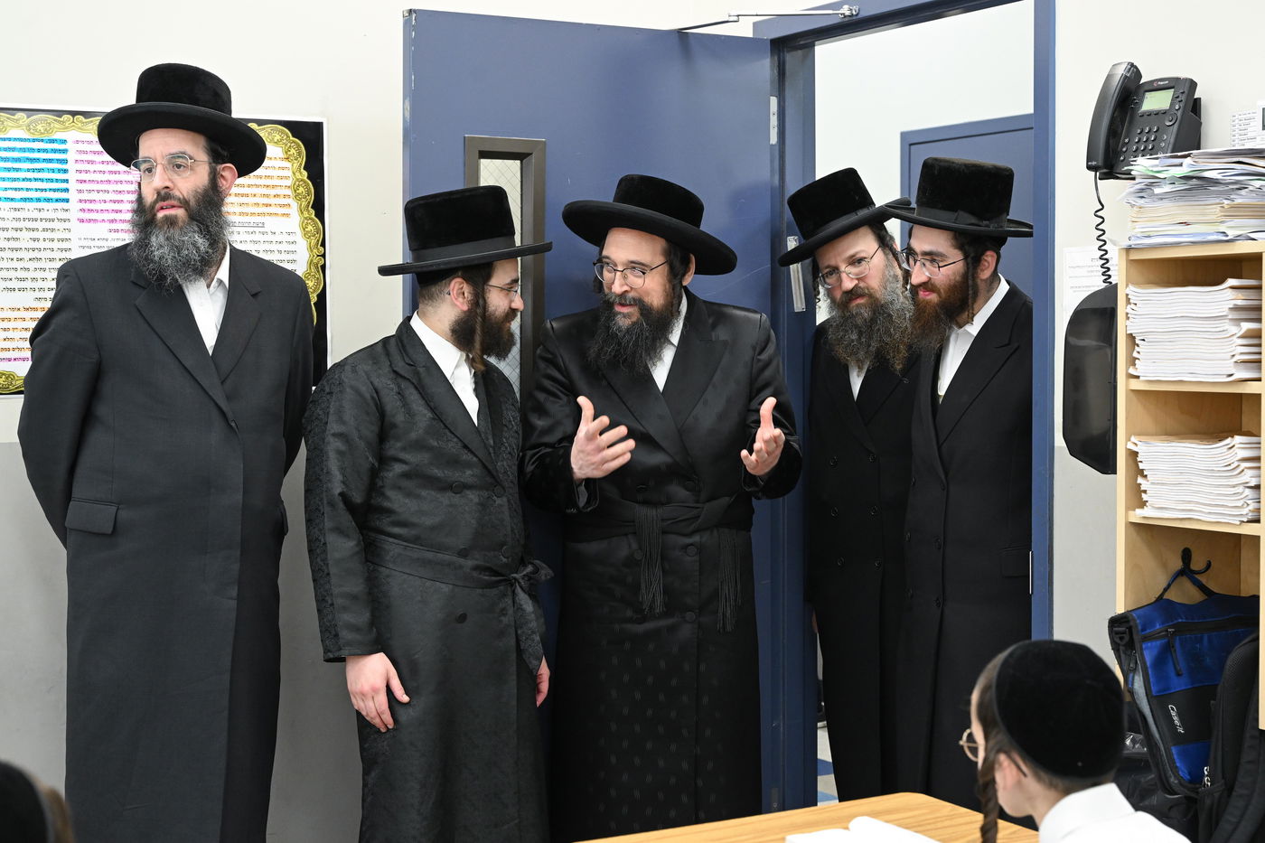 הגה"צ אב"ד צאנז ארה"ב בביקור בת"ת צאנז בבורו פארק