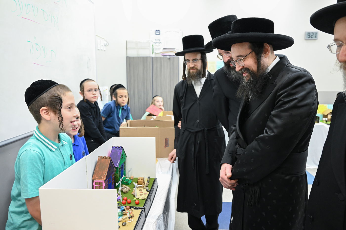 הגה"צ אב"ד צאנז ארה"ב בביקור בת"ת צאנז בבורו פארק