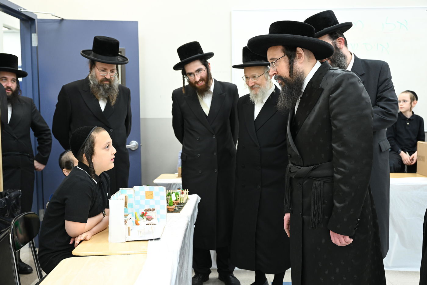 הגה"צ אב"ד צאנז ארה"ב בביקור בת"ת צאנז בבורו פארק