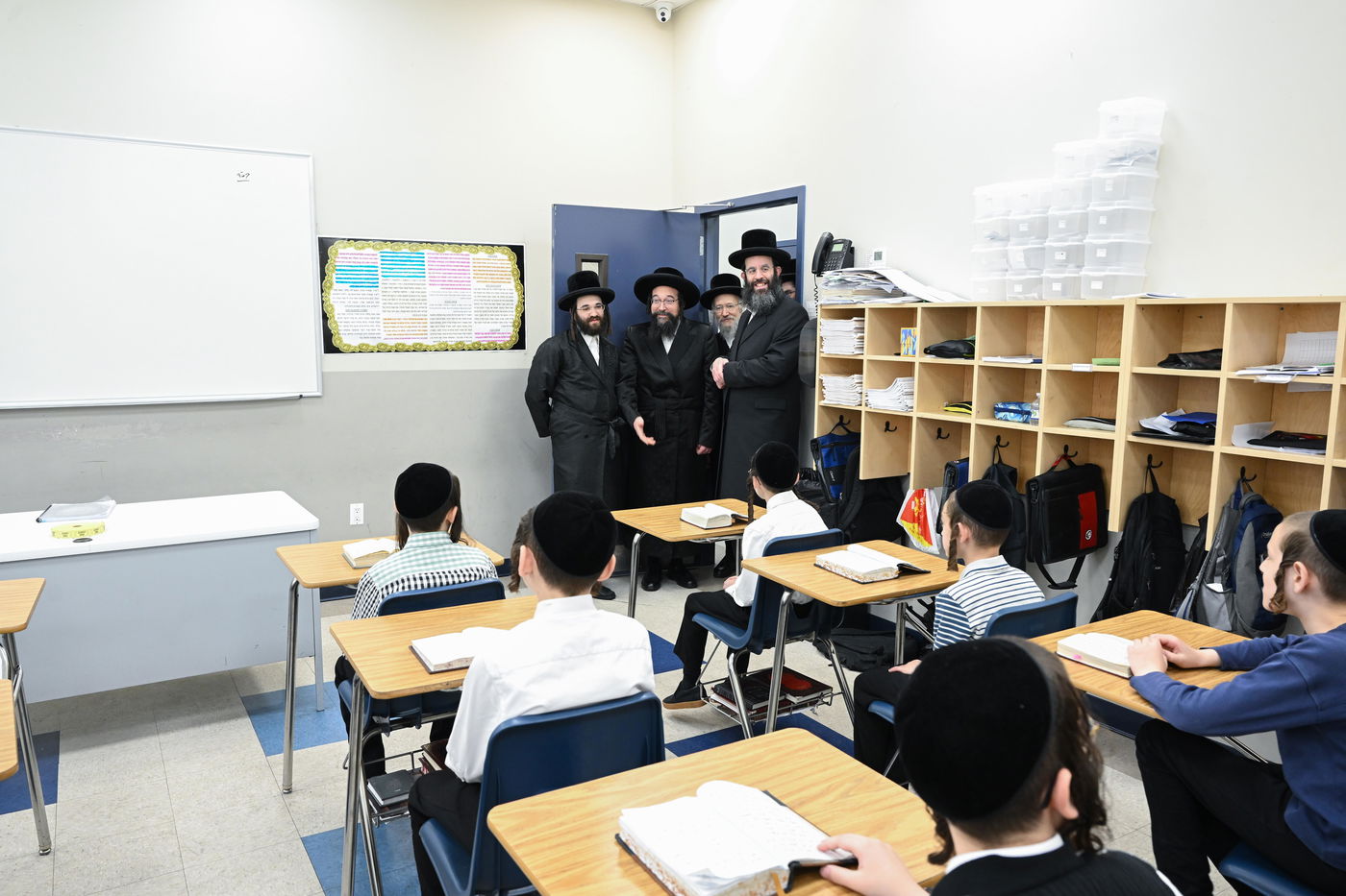 הגה"צ אב"ד צאנז ארה"ב בביקור בת"ת צאנז בבורו פארק