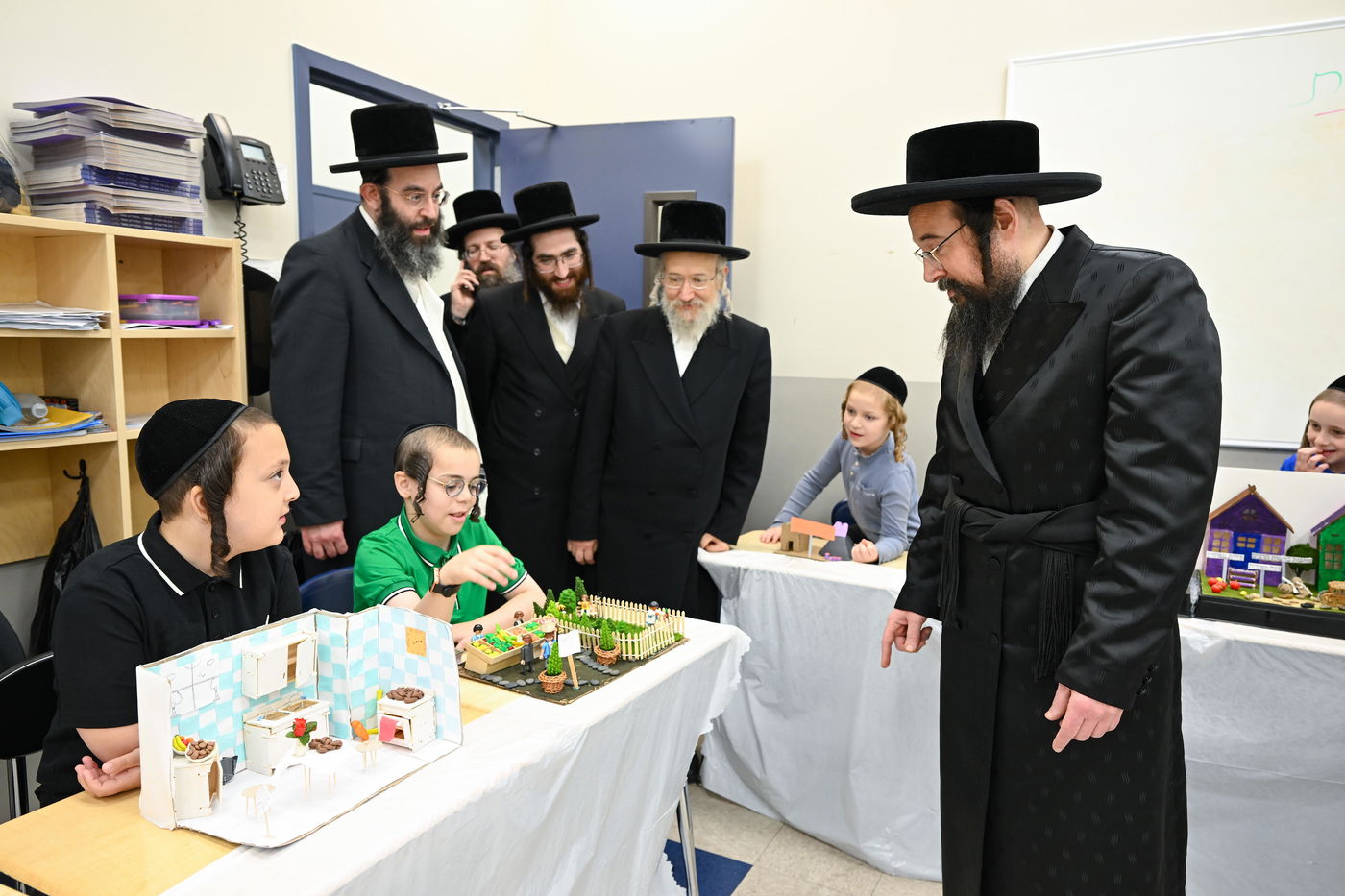 הגה"צ אב"ד צאנז ארה"ב בביקור בת"ת צאנז בבורו פארק