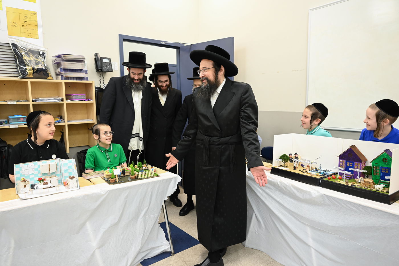 הגה"צ אב"ד צאנז ארה"ב בביקור בת"ת צאנז בבורו פארק