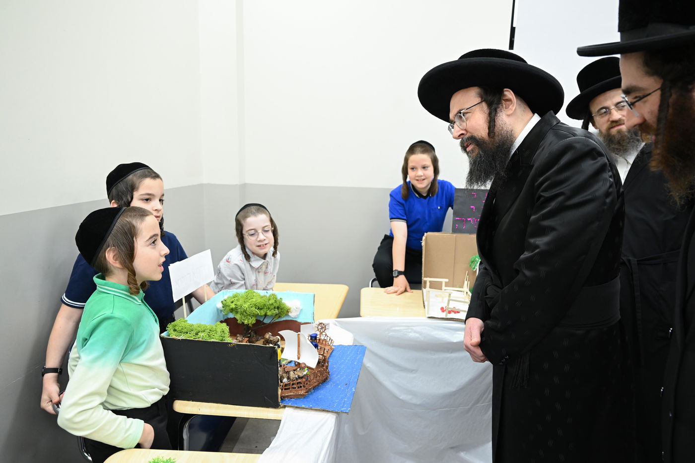 הגה"צ אב"ד צאנז ארה"ב בביקור בת"ת צאנז בבורו פארק