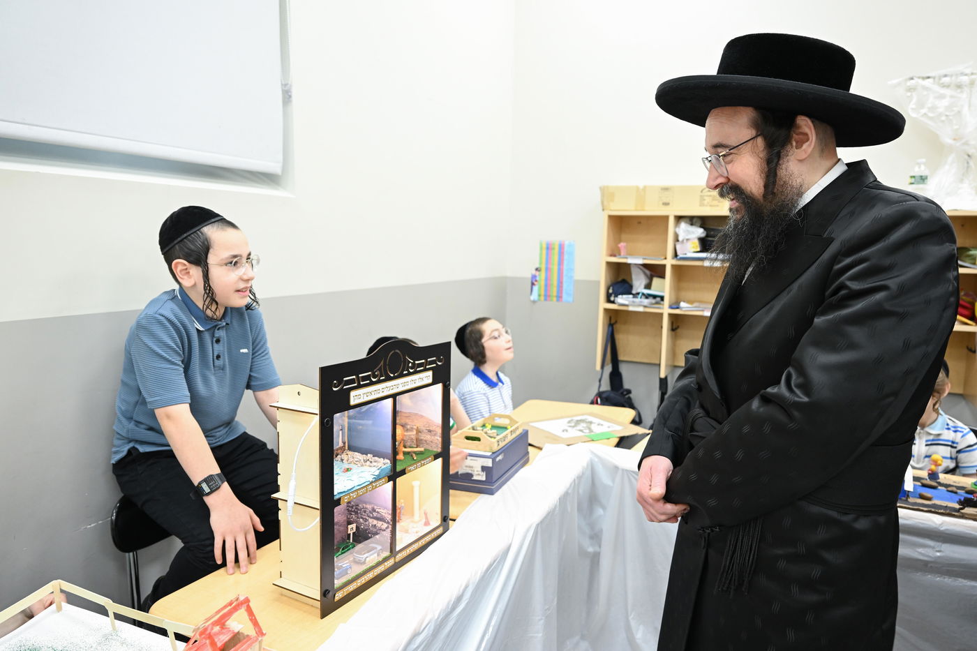 הגה"צ אב"ד צאנז ארה"ב בביקור בת"ת צאנז בבורו פארק