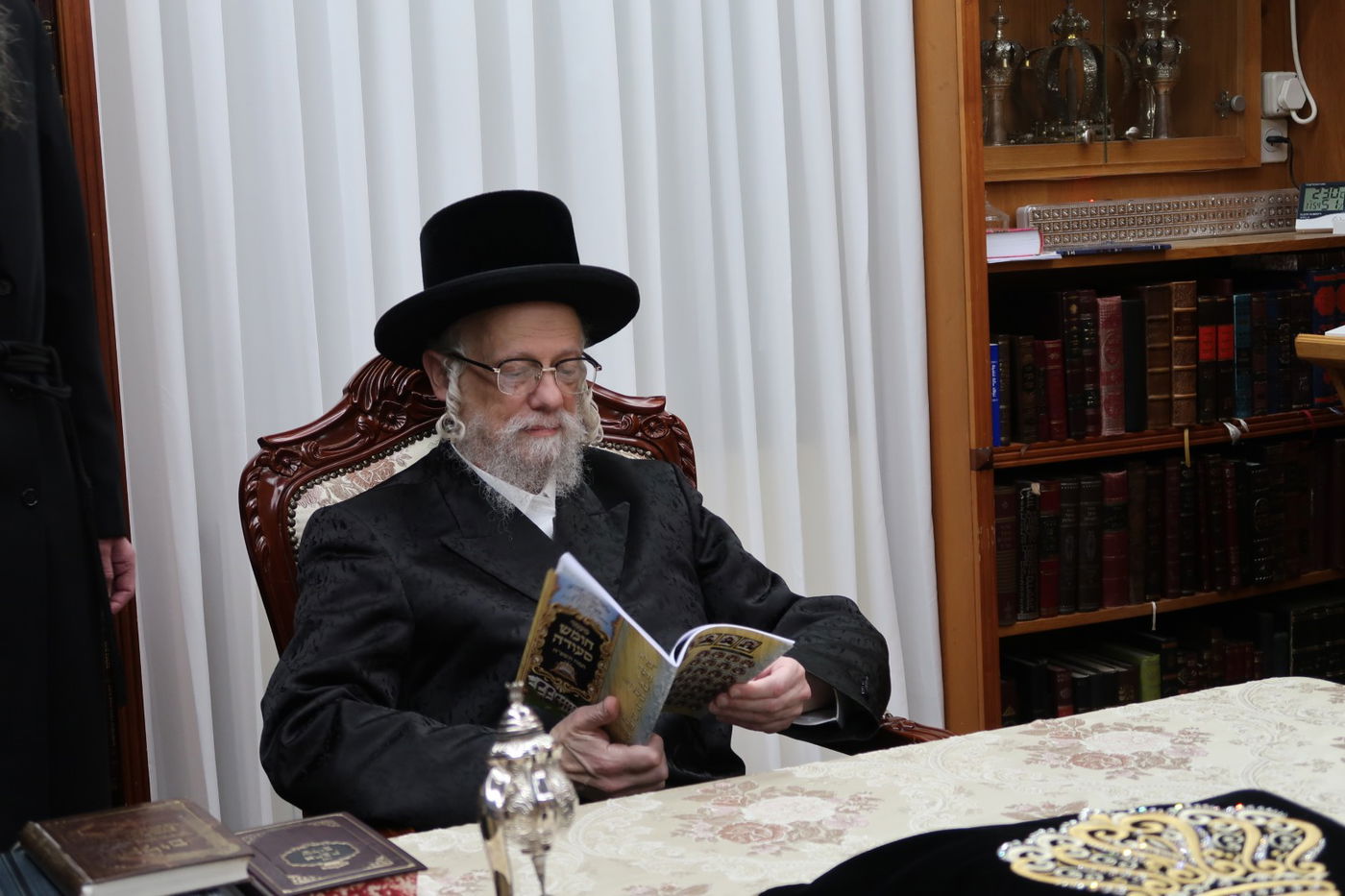 האדמו"ר מסערט ויז'ניץ בחלוקת חומשים לילדי החמד