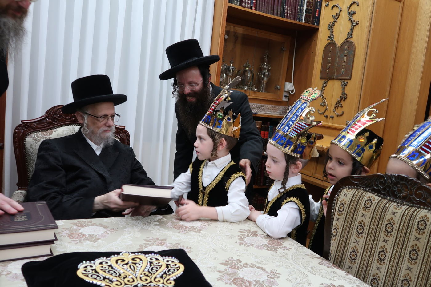 האדמו"ר מסערט ויז'ניץ בחלוקת חומשים לילדי החמד