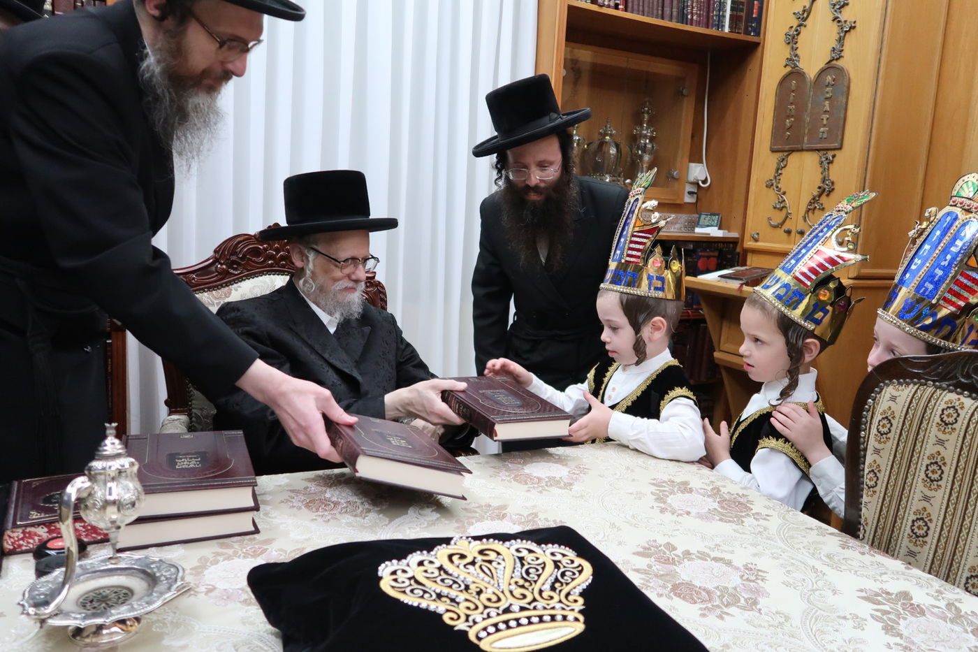 האדמו"ר מסערט ויז'ניץ בחלוקת חומשים לילדי החמד