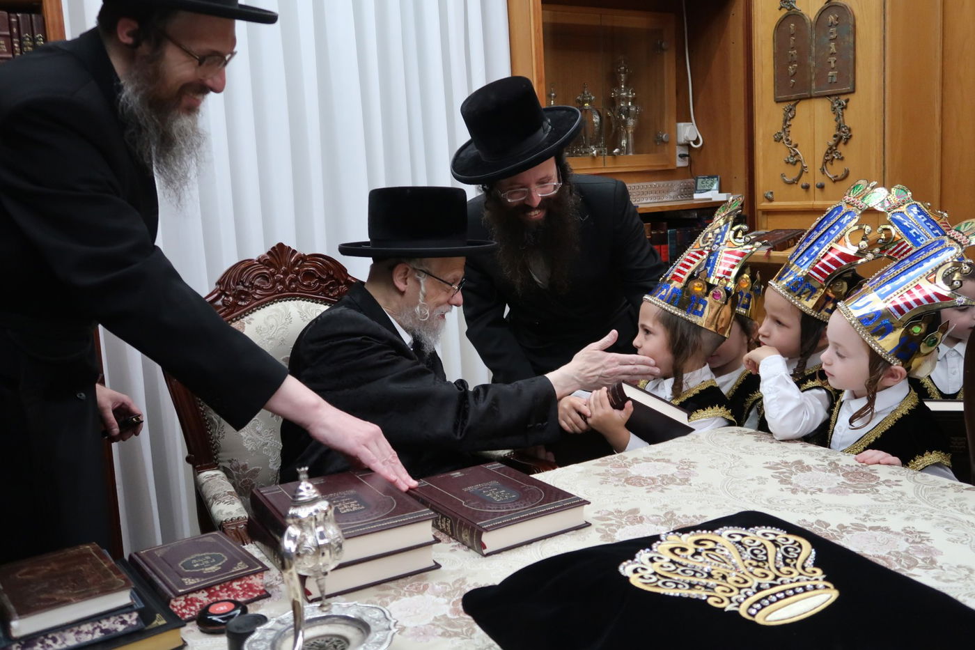 האדמו"ר מסערט ויז'ניץ בחלוקת חומשים לילדי החמד