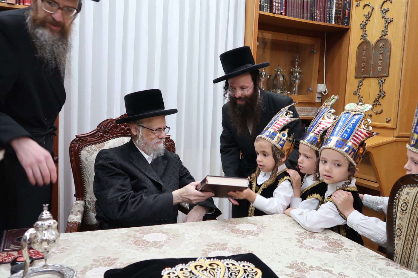 האדמו"ר מסערט ויז'ניץ בחלוקת חומשים לילדי החמד