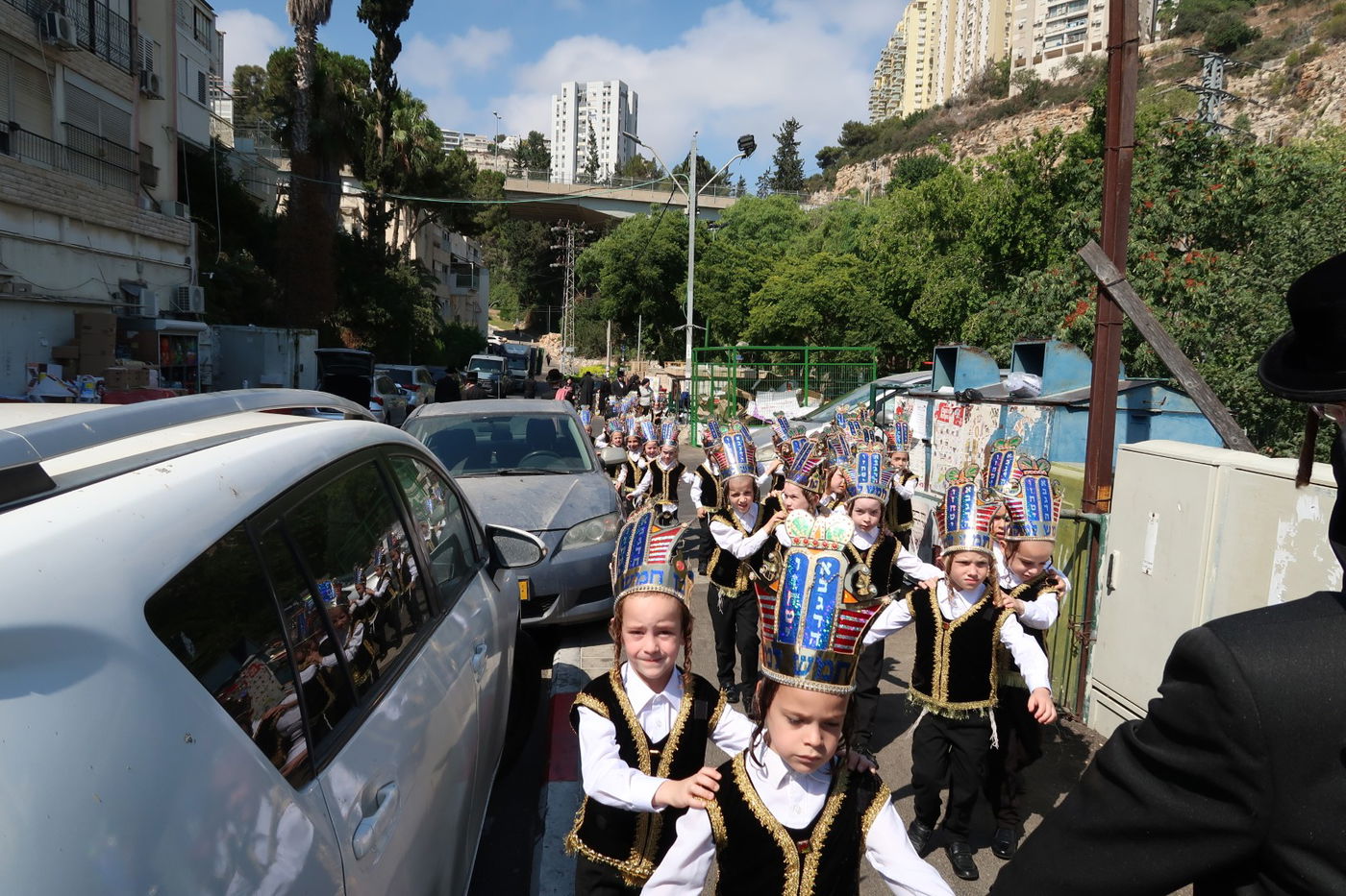 האדמו"ר מסערט ויז'ניץ בחלוקת חומשים לילדי החמד