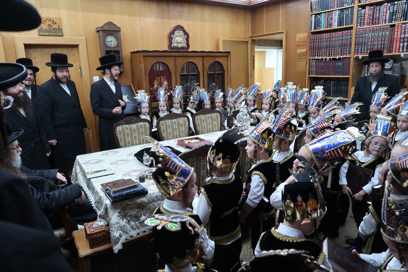 האדמו"ר מסערט ויז'ניץ בחלוקת חומשים לילדי החמד