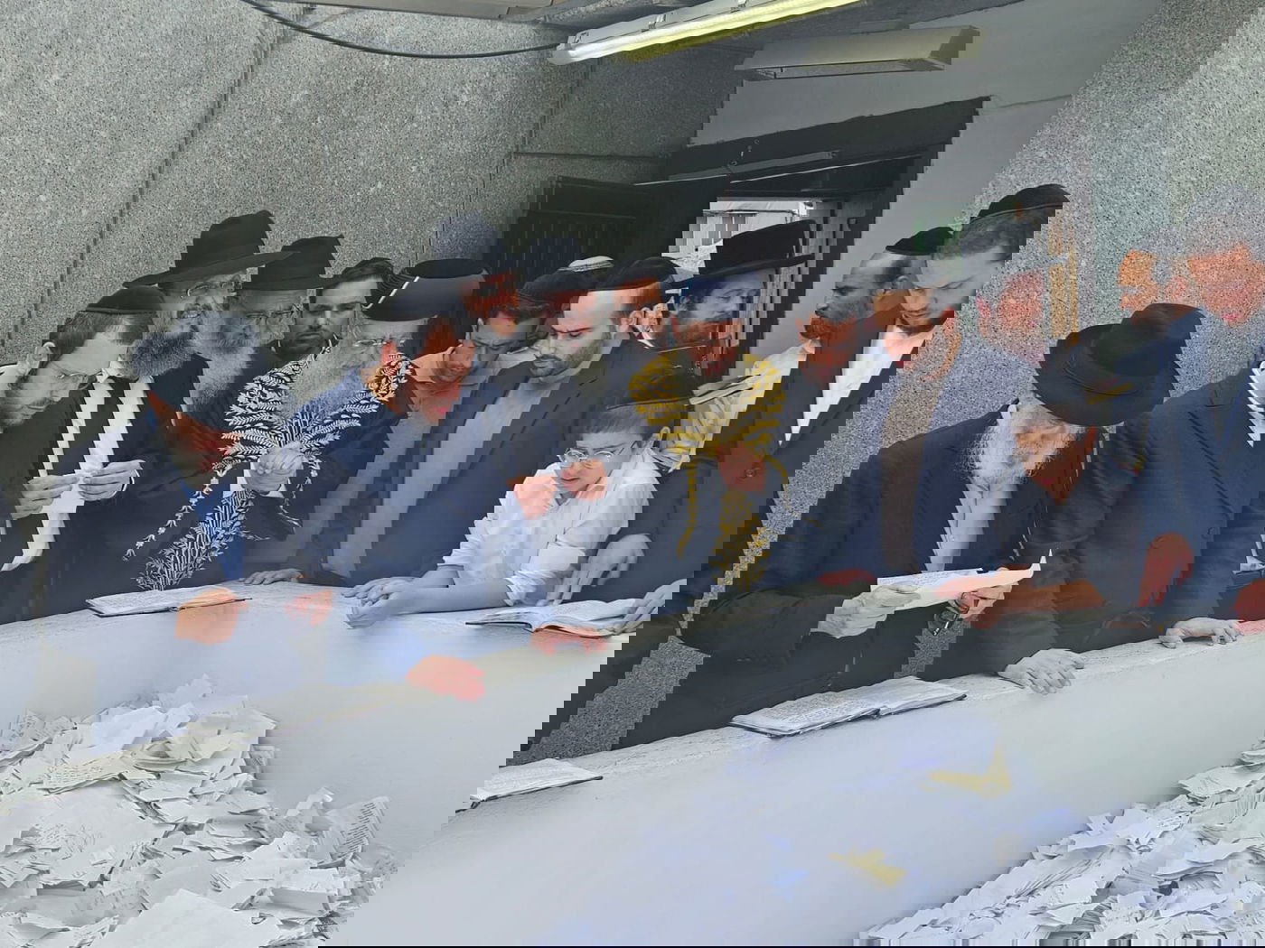 הראשל"צ הגר"ד יוסף בתפילה באוהל חב"ד