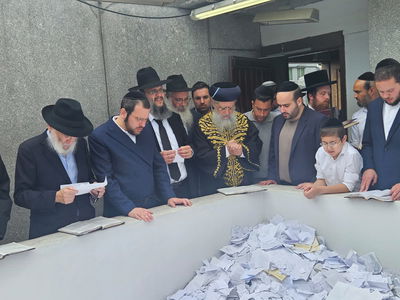 הראשל"צ הגר"ד יוסף בתפילה באוהל חב"ד