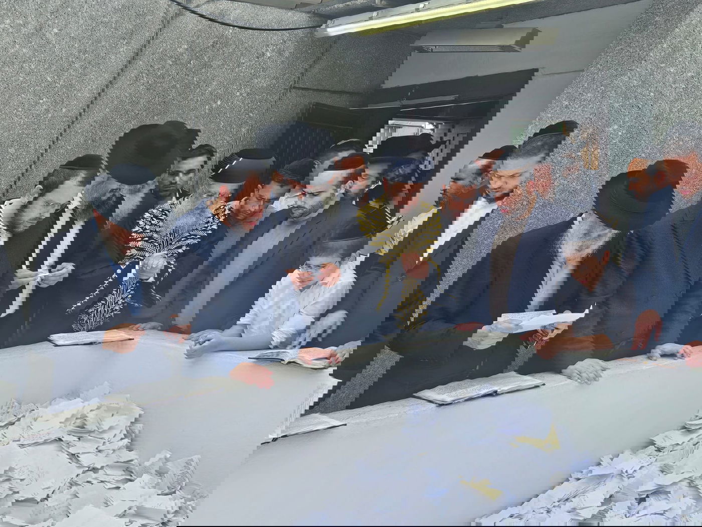 הראשל"צ הגר"ד יוסף בתפילה באוהל חב"ד